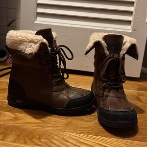 Good condition girl Uggs size 2